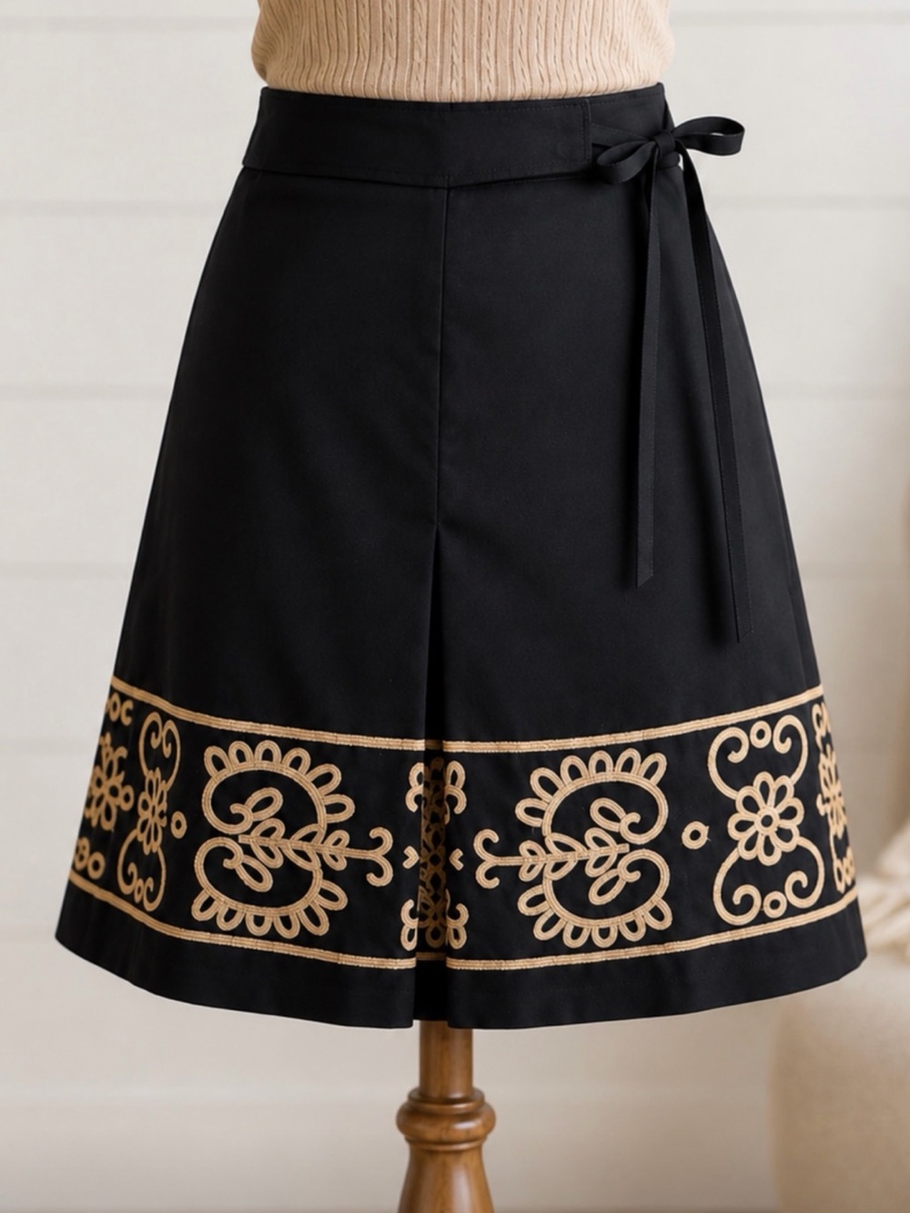 LOFT Black Embroidered Skirt Size 4 | A-Line Tie Waist